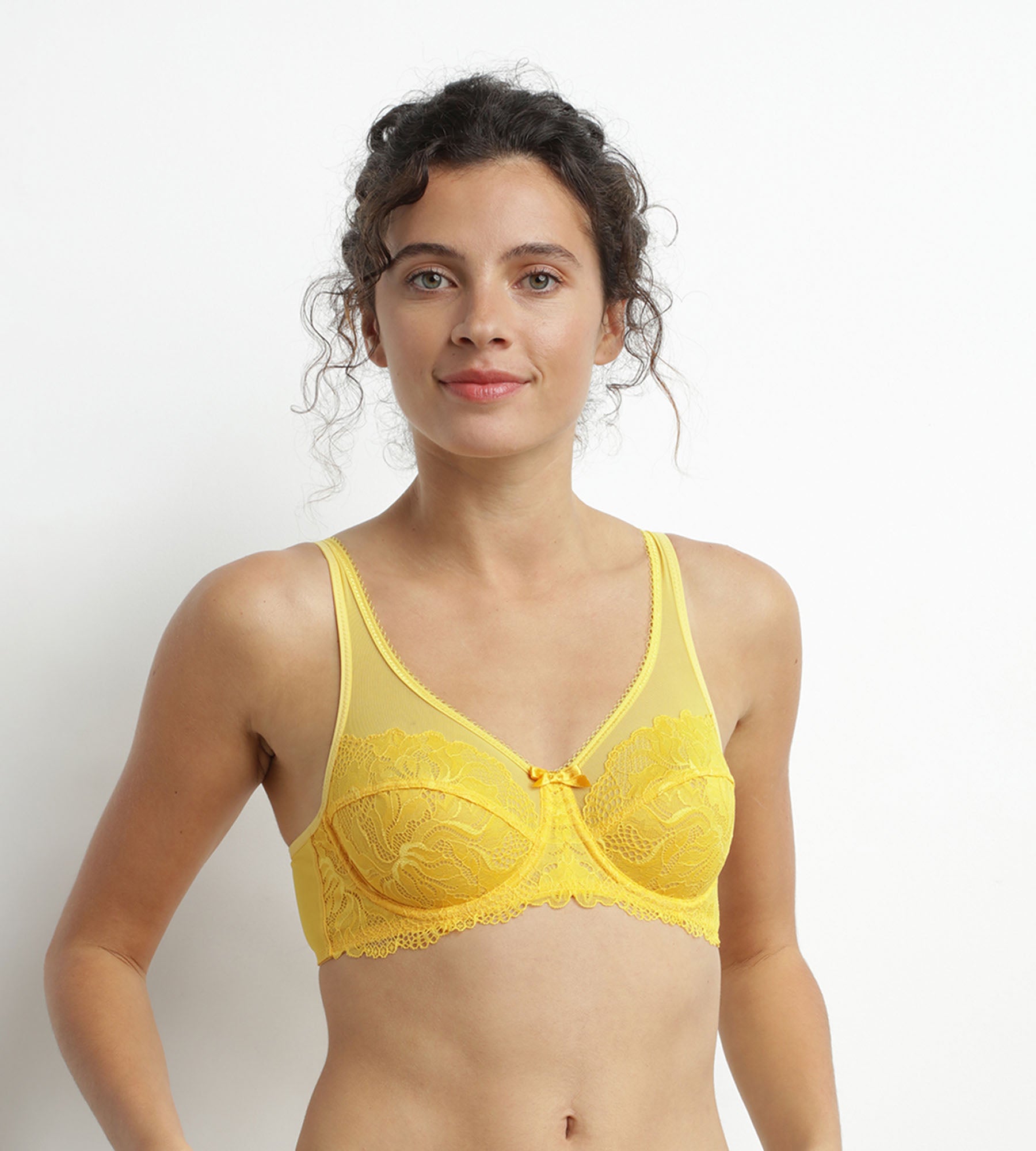 Soutien-gorge emboîtant en dentelle Jaune Dim Generous Essentiel DIM
