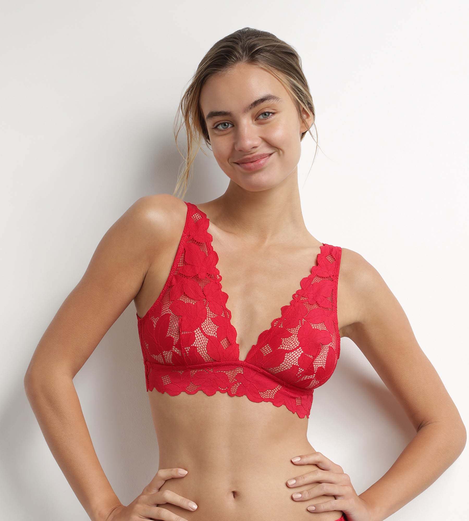 Red Dim Lacy lace bralette with large flowers DIM