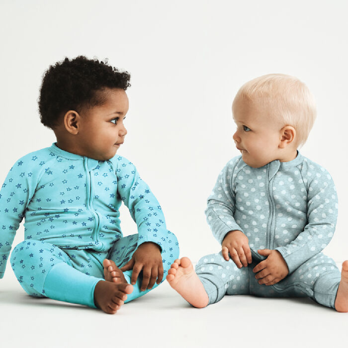 Hellblauer Baby-Pyjama mit Reißverschluss und Sternenregen-Druck aus Stretch-Baumwolle, , DIM